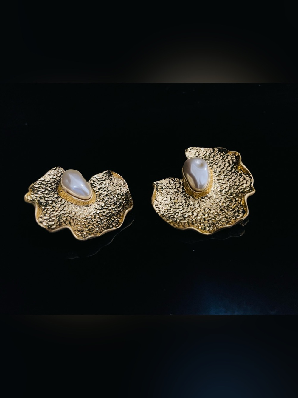 NWOT Baroque Pearl Drop on Gold Textured Wave Earrings Perfect Summer Style
